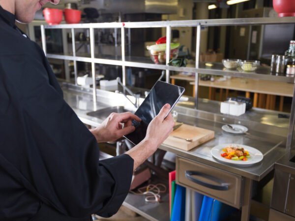 Como Sistemas para Restaurante Ajudam no Controle de Turnos e Escalas de Funcionários